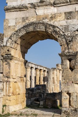 Türkiye: Frontinus kapısı, Hierapolis (kutsal şehir) Roma şehrine anıtsal giriş, kalıntıları Pamukkale yakın klasik Phrygia kaplıcaları bulunan antik şehir görünümü  