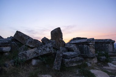 Türkiye: Hierapolis 'in Kuzey nekropolinde lahitler (kutsal şehir), Harabeleri modern Pamukkale 'ye yakın olan klasik Frigya 'da kaplıcalarda bulunan antik şehir  