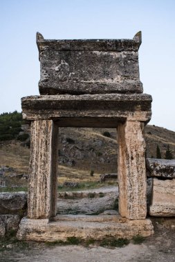 Türkiye, 07/10/2019: Hierapolis 'in Kuzey Nekropolinde 2. yüzyıldan kalma bir mezar (kutsal şehir), Harabeleri modern Pamukkale 'nin yakınında olan klasik Frigya 'daki kaplıcalarda bulunan antik şehir  