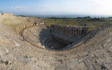 Türkiye: Hierapolis Tiyatrosu 'nun havadan görünümü (kutsal şehir), 60 depreminden sonra Hadrian saltanatı altında inşa edilmiş, kalıntıları modern Pamukkale 'ye yakın olan klasik Frigya 'da kaplıcalarda Antik şehirde reklam  