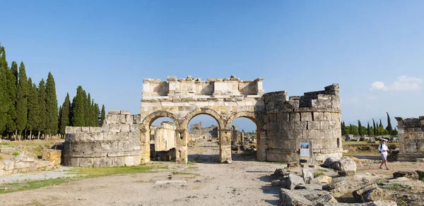 Türkiye: Frontinus kapısı, Hierapolis (kutsal şehir) Roma şehrine anıtsal giriş, kalıntıları Pamukkale yakın klasik Phrygia kaplıcaları bulunan antik şehir görünümü  