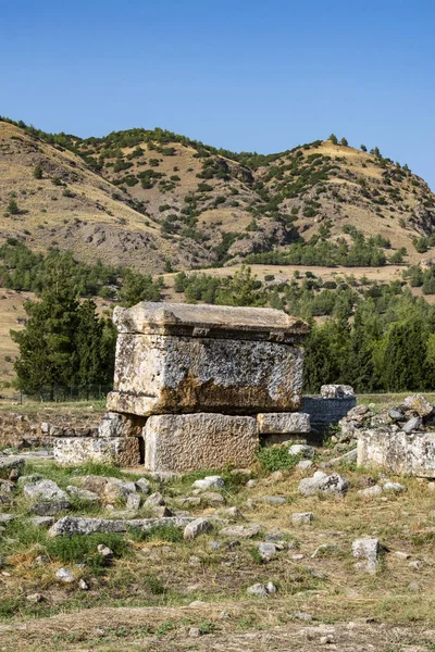 トルコ ヒエリアポリス 聖都市 の北ネクロポリスの石棺 古代都市は 近代的なパムッカレの近くにある古典的なクリギアの温泉に位置しています — ストック写真