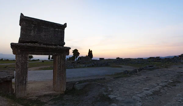 土耳其 2019 2世纪阿德的坟墓在北卫城希拉波利斯 古城位于温泉在古典的佛利贾 其废墟是附近的现代帕穆卡莱 — 图库照片