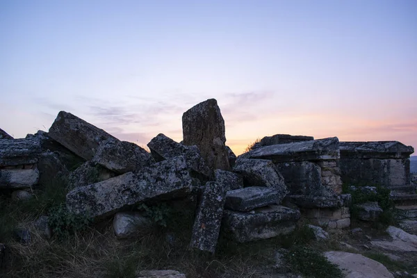 Türkiye: Hierapolis 'in Kuzey nekropolinde lahitler (kutsal şehir), Harabeleri modern Pamukkale 'ye yakın olan klasik Frigya 'da kaplıcalarda bulunan antik şehir  
