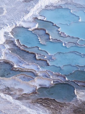Türkiye, Pamukkale 'de Traverten teraslarında kalsiyum havuzlarının görünümü (Cotton Castle), akan su tarafından sol karbonat mineral ile ünlü kaplıcalar tarafından yatırılan tortul kayanın doğal alanı