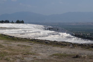 Türkiye, Pamukkale 'de Traverten teraslarının havadan görünüşü (Cotton Castle), suda akan su tarafından kalan bir karbonat mineral ile ünlü kaplıcalardan su yatırılan tortul kayanın doğal alanı