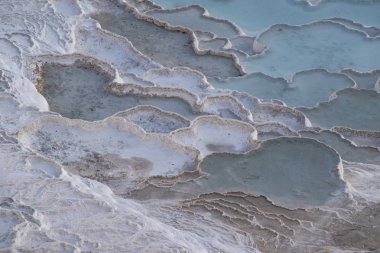 Türkiye, Pamukkale 'de Traverten teraslarında kalsiyum havuzlarının görünümü (Cotton Castle), akan su tarafından sol karbonat mineral ile ünlü kaplıcalar tarafından yatırılan tortul kayanın doğal alanı