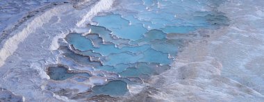 Türkiye, Pamukkale 'de Traverten teraslarında kalsiyum havuzlarının görünümü (Cotton Castle), akan su tarafından sol karbonat mineral ile ünlü kaplıcalar tarafından yatırılan tortul kayanın doğal alanı