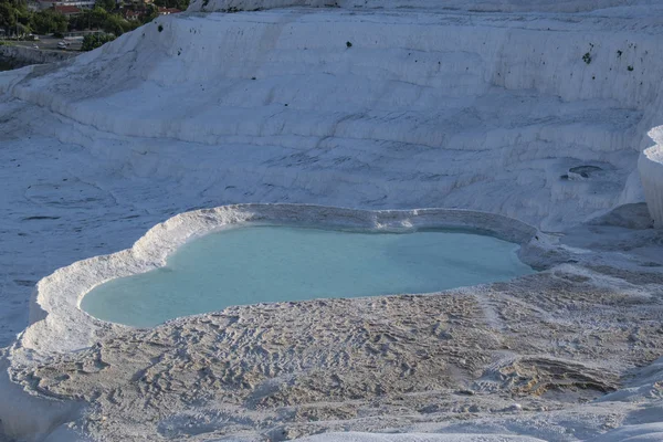 トルコ 温泉に堆積した堆積岩の自然の場所 流れる水によって残された炭酸塩鉱物で有名なパムッカレ コットン城 のトラバーチンテラスのカルシウムプールの眺め — ストック写真