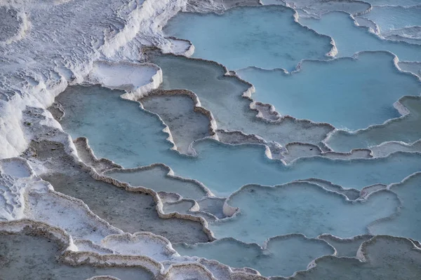 Türkiye, Pamukkale 'de Traverten teraslarında kalsiyum havuzlarının görünümü (Cotton Castle), akan su tarafından sol karbonat mineral ile ünlü kaplıcalar tarafından yatırılan tortul kayanın doğal alanı