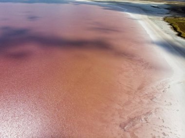 Tuz Gölü 'nün havadan görünümü, tuz golu. Tuz Gölü. Kırmızı, pembe tuzlu su. Türkiye 'Nin en büyük ikinci gölüdür ve dünyanın en büyük hipertuzlu göllerinden biridir. Merkez Anadolu Bölgesi, Ankara, Aksaray, Konya