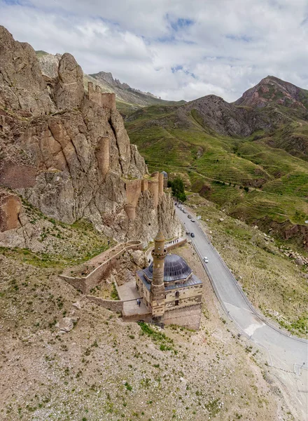 Eski Bayezd Camii 'nin havadan görünümü, Ishak Paşa Sarayı yakınlarındaki Cami, Doğubbayazit İlçesi. Türkiye, Asya. Eski beyazıt Kalesi ve Camii