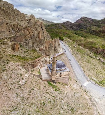 Eski Bayezid Camii'nin havadan görünümü, İshak Paşa Sarayı, Doğubayazıt mahallesi yakınında bulunan cami. Türkiye, Asya. Eski Beyazıt Kalesi ve Camii