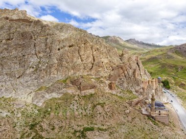 Eski Bayezid Camii'nin havadan görünümü, İshak Paşa Sarayı, Doğubayazıt mahallesi yakınında bulunan cami. Türkiye, Asya. Eski Beyazıt Kalesi ve Camii