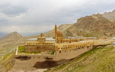 İshak Paşa Sarayı'nın havadan görünümü, Türkiye'nin doğusundaki Doğubeyazıt'ta yer alan yarı yıkık bir saray ve idari komplekstir. Osmanlı, Pers ve Ermeni mimari tarzı