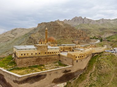 İshak Paşa Sarayı'nın havadan görünümü, Türkiye'nin doğusundaki Doğubeyazıt'ta yer alan yarı yıkık bir saray ve idari komplekstir. Osmanlı, Pers ve Ermeni mimari tarzı