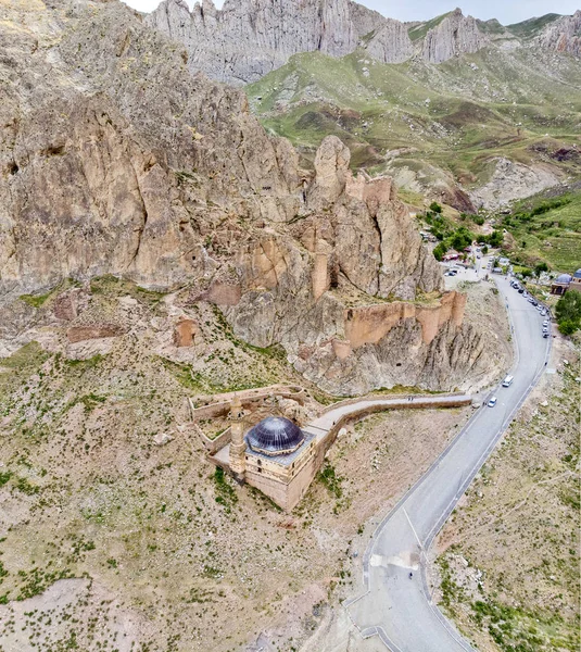 Eski Bayezid Camii'nin havadan görünümü, İshak Paşa Sarayı, Doğubayazıt mahallesi yakınında bulunan cami. Türkiye, Asya. Eski Beyazıt Kalesi ve Camii