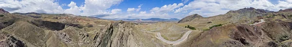 鸟瞰阿拉拉特山周围的高原土路 土路和壮丽的风景 岩石山峰和丘陵之间的蜿蜒道路 伊沙克帕沙宫殿周围的高地 土耳其东部 — 图库照片