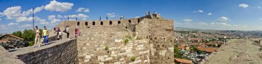 Ankara Kalesi'nin (Kale) panoramik manzarası. Türkiye'nin başkenti Ankara'da geç dönem antik / erken ortaçağdan kalma bir surdur.360 derecelik Türkiye'nin başkenti dir. Malikanenin duvarlarında turistler