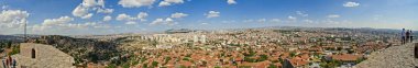 Ankara Kalesi'nin (Kale) panoramik manzarası. Türkiye'nin başkenti Ankara'da geç dönem antik / erken ortaçağdan kalma bir surdur.360 derecelik Türkiye'nin başkenti dir. Malikanenin duvarlarında turistler