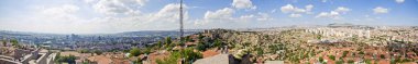 Ankara Kalesi'nin (Kale) panoramik manzarası. Türkiye'nin başkenti Ankara'da geç dönem antik / erken ortaçağdan kalma bir surdur.360 derecelik Türkiye'nin başkenti dir. Malikanenin duvarlarında turistler