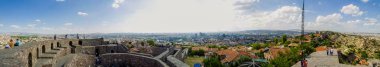 Ankara Kalesi'nin (Kale) panoramik manzarası. Türkiye'nin başkenti Ankara'da geç dönem antik / erken ortaçağdan kalma bir surdur.360 derecelik Türkiye'nin başkenti dir. Malikanenin duvarlarında turistler