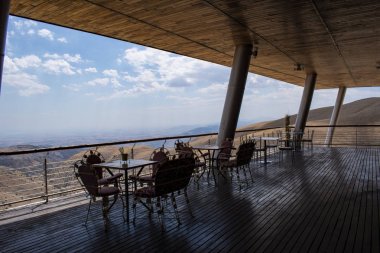 Türkiye: Nemrut Dağı'nın girişindeki panoramik teras, M.Ö. 62 yılında Virangen Kralı Antakya I Teos'un büyük heykelleri ve tanrıların dikçevrili bir mezar sığınağı inşa ettiği Nemrut Dağı