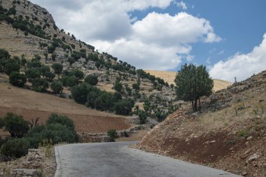 Türkiye: Nemrut Dağı'nın tepesine giden yol, M.Ö. 62'de Commagene Kralı Antakya'da zirve yapan, onun ve Rum, Ermeni ve Ortanca tanrıların dev heykellerinin kuşattığı bir mezar-kutsal alan inşa etti.