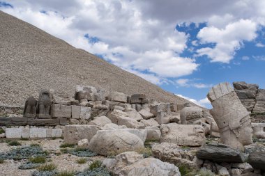 Türkiye: Nemrut Dağı'nın girişindeki panoramik teras, M.Ö. 62 yılında Virangen Kralı Antakya I Teos'un büyük heykelleri ve tanrıların dikçevrili bir mezar sığınağı inşa ettiği Nemrut Dağı