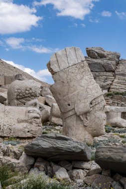 Türkiye: Nemrut Dağı'nın girişindeki panoramik teras, M.Ö. 62 yılında Virangen Kralı Antakya I Teos'un büyük heykelleri ve tanrıların dikçevrili bir mezar sığınağı inşa ettiği Nemrut Dağı