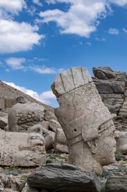 Türkiye: Nemrut Dağı'nın girişindeki panoramik teras, M.Ö. 62 yılında Virangen Kralı Antakya I Teos'un büyük heykelleri ve tanrıların dikçevrili bir mezar sığınağı inşa ettiği Nemrut Dağı