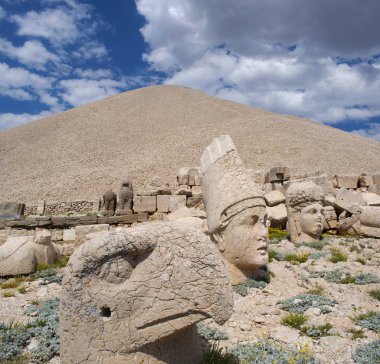 Türkiye: Nemrut Dağı'nın girişindeki panoramik teras, M.Ö. 62 yılında Virangen Kralı Antakya I Teos'un büyük heykelleri ve tanrıların dikçevrili bir mezar sığınağı inşa ettiği Nemrut Dağı