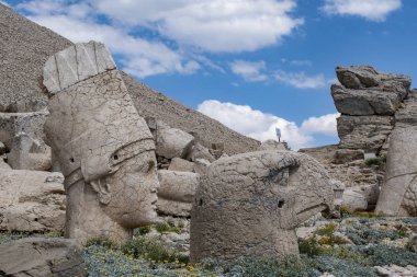 Türkiye: Nemrut Dağı'nın girişindeki panoramik teras, M.Ö. 62 yılında Virangen Kralı Antakya I Teos'un büyük heykelleri ve tanrıların dikçevrili bir mezar sığınağı inşa ettiği Nemrut Dağı