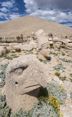 Türkiye: Nemrut Dağı'nın girişindeki panoramik teras, M.Ö. 62 yılında Virangen Kralı Antakya I Teos'un büyük heykelleri ve tanrıların dikçevrili bir mezar sığınağı inşa ettiği Nemrut Dağı
