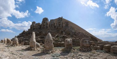 Türkiye: Nemrut Dağı'nın doğu terası, M.Ö. 62 yılında Virangen Kralı Antakya I Theos'un kendi ve Yunan, Ermeni ve Ortanca tanrılarının dev heykellerinin kuşattığı bir mezar-kutsal alan inşa ettiği