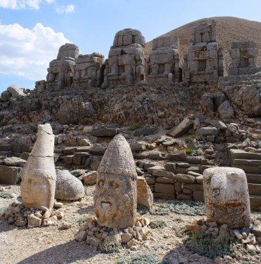 Türkiye: Nemrut Dağı'nın doğu terası, M.Ö. 62 yılında Virangen Kralı Antakya I Theos'un kendi ve Yunan, Ermeni ve Ortanca tanrılarının dev heykellerinin kuşattığı bir mezar-kutsal alan inşa ettiği