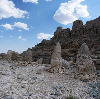 Türkiye: Nemrut Dağı'nın doğu terası, M.Ö. 62 yılında Virangen Kralı Antakya I Theos'un kendi ve Yunan, Ermeni ve Ortanca tanrılarının dev heykellerinin kuşattığı bir mezar-kutsal alan inşa ettiği