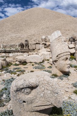 Türkiye: Nemrut Dağı'nın girişindeki panoramik teras, M.Ö. 62 yılında Virangen Kralı Antakya I Teos'un büyük heykelleri ve tanrıların dikçevrili bir mezar sığınağı inşa ettiği Nemrut Dağı