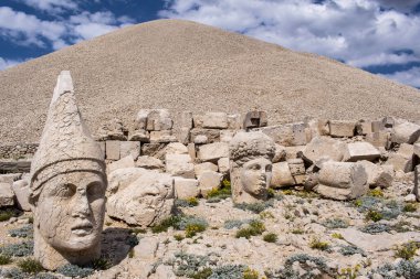 Türkiye: Nemrut Dağı'nın girişindeki panoramik teras, M.Ö. 62 yılında Virangen Kralı Antakya I Teos'un büyük heykelleri ve tanrıların dikçevrili bir mezar sığınağı inşa ettiği Nemrut Dağı