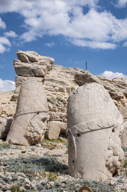 Türkiye: Nemrut Dağı'nın girişindeki panoramik teras, M.Ö. 62 yılında Virangen Kralı Antakya I Teos'un büyük heykelleri ve tanrıların dikçevrili bir mezar sığınağı inşa ettiği Nemrut Dağı