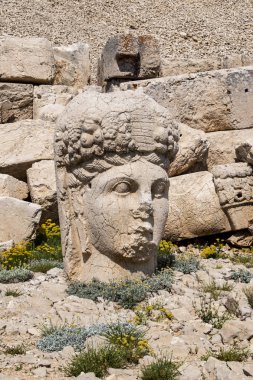Türkiye: Nemrut Dağı'nın girişindeki panoramik teras, M.Ö. 62 yılında Virangen Kralı Antakya I Teos'un büyük heykelleri ve tanrıların dikçevrili bir mezar sığınağı inşa ettiği Nemrut Dağı