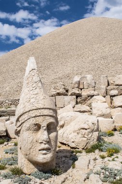 Türkiye: Nemrut Dağı'nın girişindeki panoramik teras, M.Ö. 62 yılında Virangen Kralı Antakya I Teos'un büyük heykelleri ve tanrıların dikçevrili bir mezar sığınağı inşa ettiği Nemrut Dağı