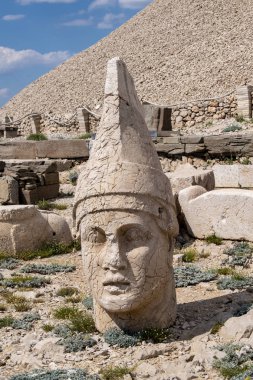Türkiye: Nemrut Dağı'nın girişindeki panoramik teras, M.Ö. 62 yılında Virangen Kralı Antakya I Teos'un büyük heykelleri ve tanrıların dikçevrili bir mezar sığınağı inşa ettiği Nemrut Dağı