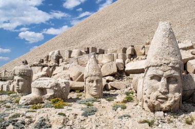 Türkiye: Nemrut Dağı'nın girişindeki panoramik teras, M.Ö. 62 yılında Virangen Kralı Antakya I Teos'un büyük heykelleri ve tanrıların dikçevrili bir mezar sığınağı inşa ettiği Nemrut Dağı