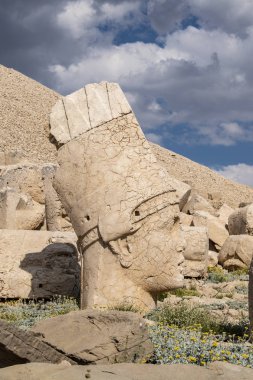 Türkiye: Nemrut Dağı'nın girişindeki panoramik teras, M.Ö. 62 yılında Virangen Kralı Antakya I Teos'un büyük heykelleri ve tanrıların dikçevrili bir mezar sığınağı inşa ettiği Nemrut Dağı