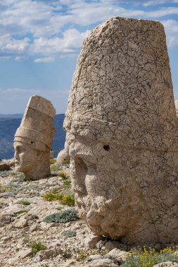 Türkiye: Nemrut Dağı'nın girişindeki panoramik teras, M.Ö. 62 yılında Virangen Kralı Antakya I Teos'un büyük heykelleri ve tanrıların dikçevrili bir mezar sığınağı inşa ettiği Nemrut Dağı