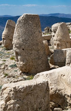 Türkiye: Nemrut Dağı'nın girişindeki panoramik teras, M.Ö. 62 yılında Virangen Kralı Antakya I Teos'un büyük heykelleri ve tanrıların dikçevrili bir mezar sığınağı inşa ettiği Nemrut Dağı