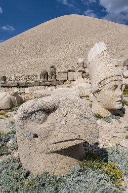 Türkiye: Nemrut Dağı'nın girişindeki panoramik teras, M.Ö. 62 yılında Virangen Kralı Antakya I Teos'un büyük heykelleri ve tanrıların dikçevrili bir mezar sığınağı inşa ettiği Nemrut Dağı