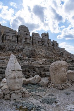 Türkiye: Nemrut Dağı'nın doğu terası, M.Ö. 62 yılında Virangen Kralı Antakya I Theos'un kendi ve Yunan, Ermeni ve Ortanca tanrılarının dev heykellerinin kuşattığı bir mezar-kutsal alan inşa ettiği