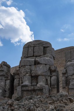 Türkiye: Nemrut Dağı'nın doğu terası, M.Ö. 62 yılında Virangen Kralı Antakya I Theos'un kendi ve Yunan, Ermeni ve Ortanca tanrılarının dev heykellerinin kuşattığı bir mezar-kutsal alan inşa ettiği